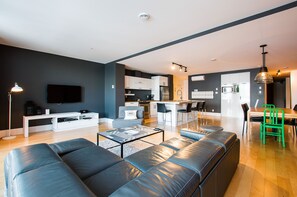 Familienapartment, 2 Schlafzimmer (203) | Wohnzimmer | 40-Zoll-Flachbildfernseher mit Kabelempfang, Fernseher