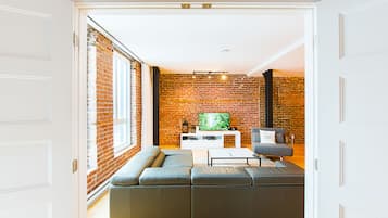 Departamento, 2 habitaciones (204) | Área de sala de estar | Televisión de pantalla plana de 40 pulgadas con canales por cable