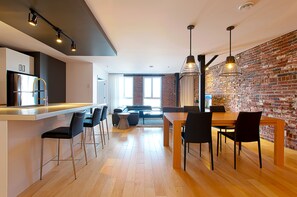 Apartamento, 2 quartos, vista para a cidade (304) | Cozinha americana privada | Geladeira grande, micro-ondas, fogão, cooktop