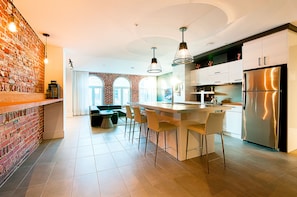 Loft, 2 Bedrooms, City View (302) | Private kitchen | Full-size fridge, microwave, oven, stovetop