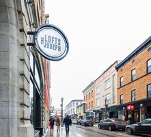 Una calle con un cartel que dice 'Lofts St. Joseph' en el centro de la ciudad de Quebec.