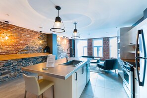 Loft, 2 quartos (202) | Cozinha privada | Geladeira grande, micro-ondas, fogão, cooktop