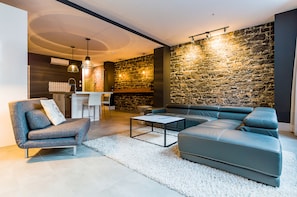 Loft, 2 Bedrooms (102) | Living area | 40-inch flat-screen TV with cable channels, TV