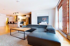 Deluxe-Penthouse, 2 Schlafzimmer (404) | Bügeleisen/Bügelbrett, Reisekinderbett, kostenloses WLAN, Bettwäsche