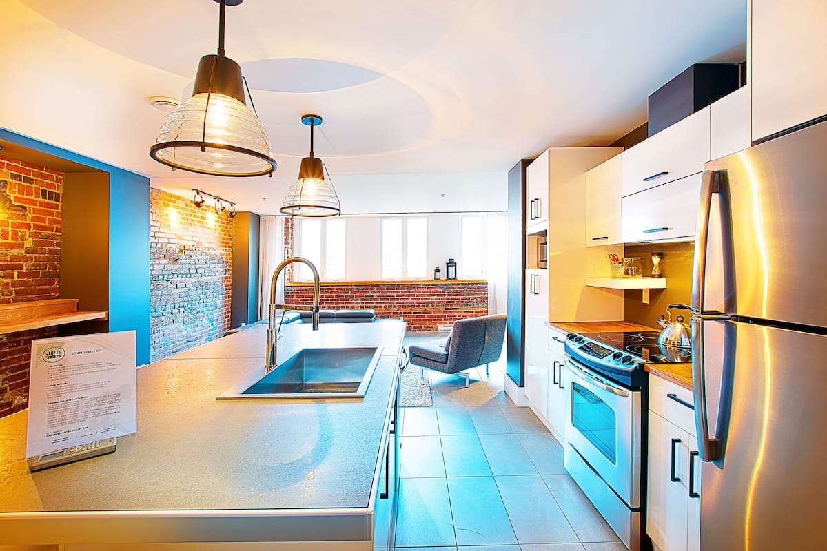 Penthouse Loft, 2 Bedrooms (402) | Iron/ironing board, travel crib, free WiFi, bed sheets