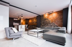 Loft, 2 Bedrooms (202) | Living area | 40-inch flat-screen TV with cable channels, TV