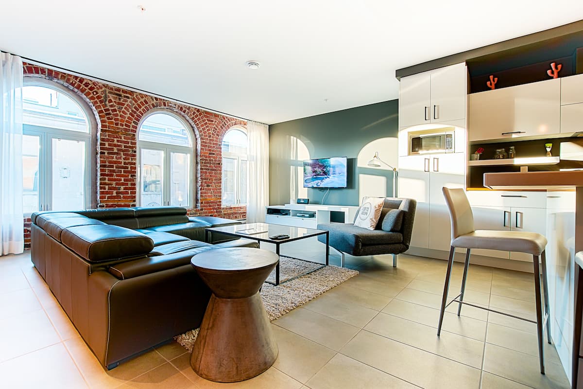 Loft, 2 habitaciones, vista a la ciudad (302) | Área de sala de estar | Televisión de pantalla plana de 40 pulgadas con canales por cable