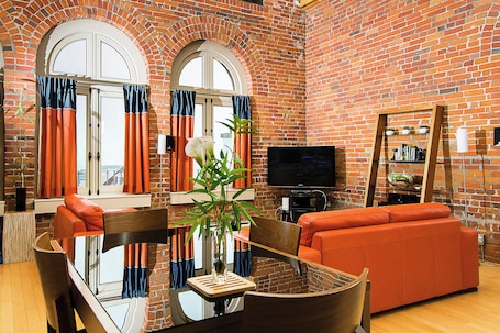 Televisión de pantalla plana de 30 pulgadas con canales por cable. Les Lofts 1048