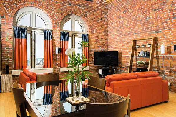 30-inch flat-screen TV with cable channels, TV - Les Lofts 1048 (Québec City)