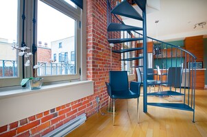 复式房, 1 张大床和 1 张沙发床 (205) | 起居区 | 30-英寸纯平电视 （配备有线频道）、电视