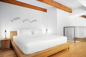 Romantic Loft, 2 Bathrooms (206) | Soundproofing, iron/ironing board, travel crib, free WiFi
