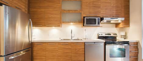 Loft lit king avec divan lit, vue St-Jean (201) | Cuisine privée | Réfrigérateur grande capacité avec congélateur, four à micro-ondes