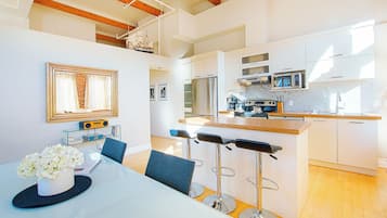 Loft (302) | Private kitchen | Full-size fridge, microwave, oven, stovetop