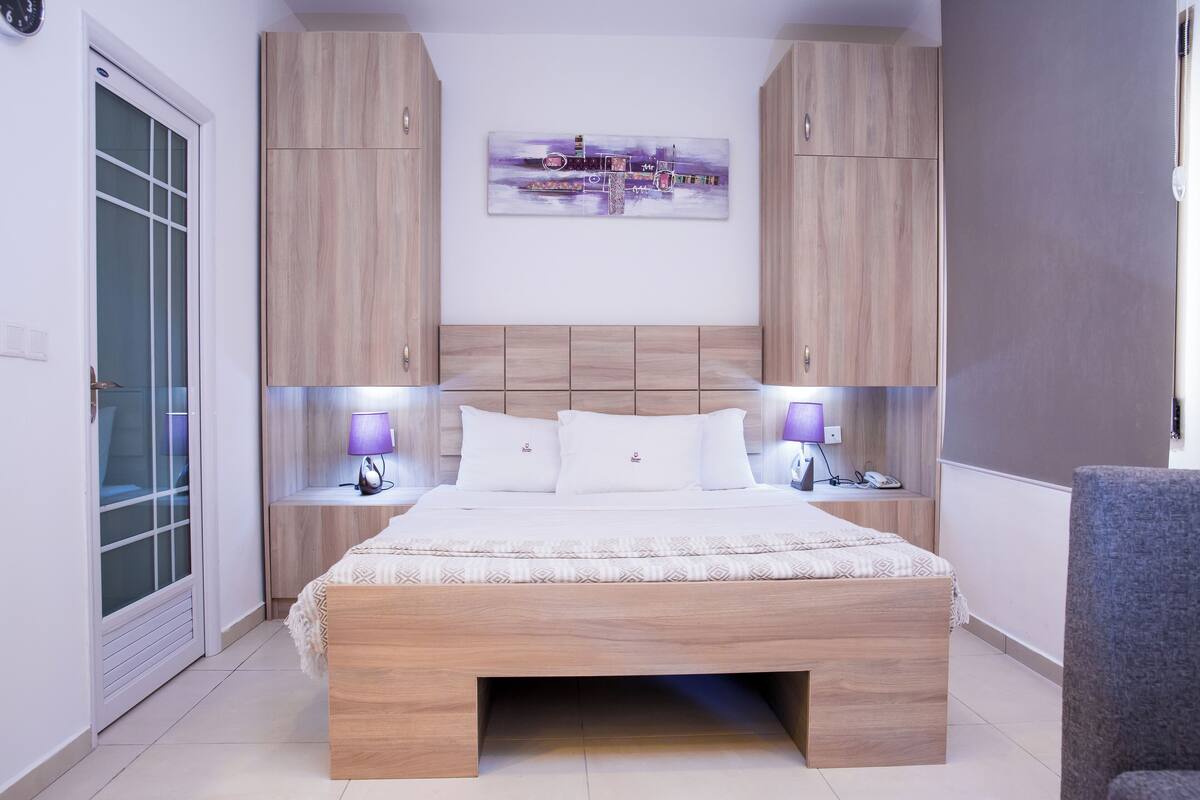 Cofres nos quartos, escrivaninha, quartos à prova de som