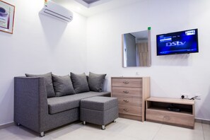 Deluxe-Zimmer | Wohnbereich | Flachbildfernseher