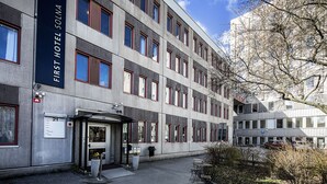 A building with a sign reading "FIRST HOTEL SOLNA" and a number "21" indicating the entrance. - Best Western Hotel Solna (Solna)