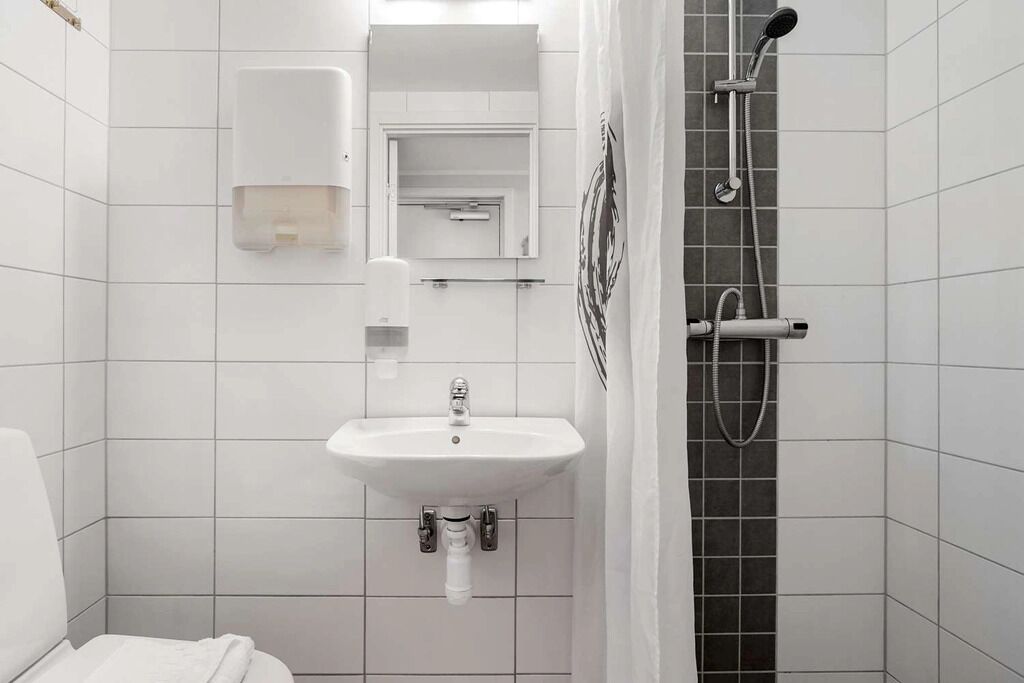 Standard Room, 1 Twin Bed, Non Smoking | Bathroom | Shower, hair dryer, towels