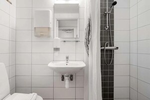 Habitación estándar, 1 cama individual, no fumadores | Baño | Ducha, secador de pelo y toallas