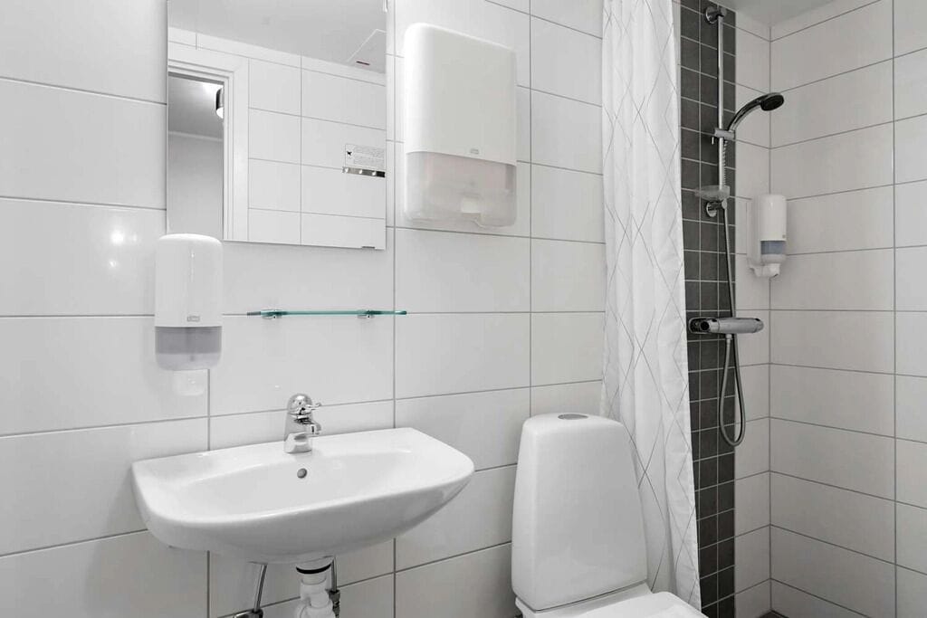 economy room, 1 single bed, non smoking, no windows | bathroom | shower, hair dryer, towels