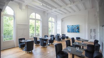 Petit déjeuner continental (17.50 EUR par personne)