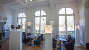Desayuno continental diario (EUR 17.50 por persona)