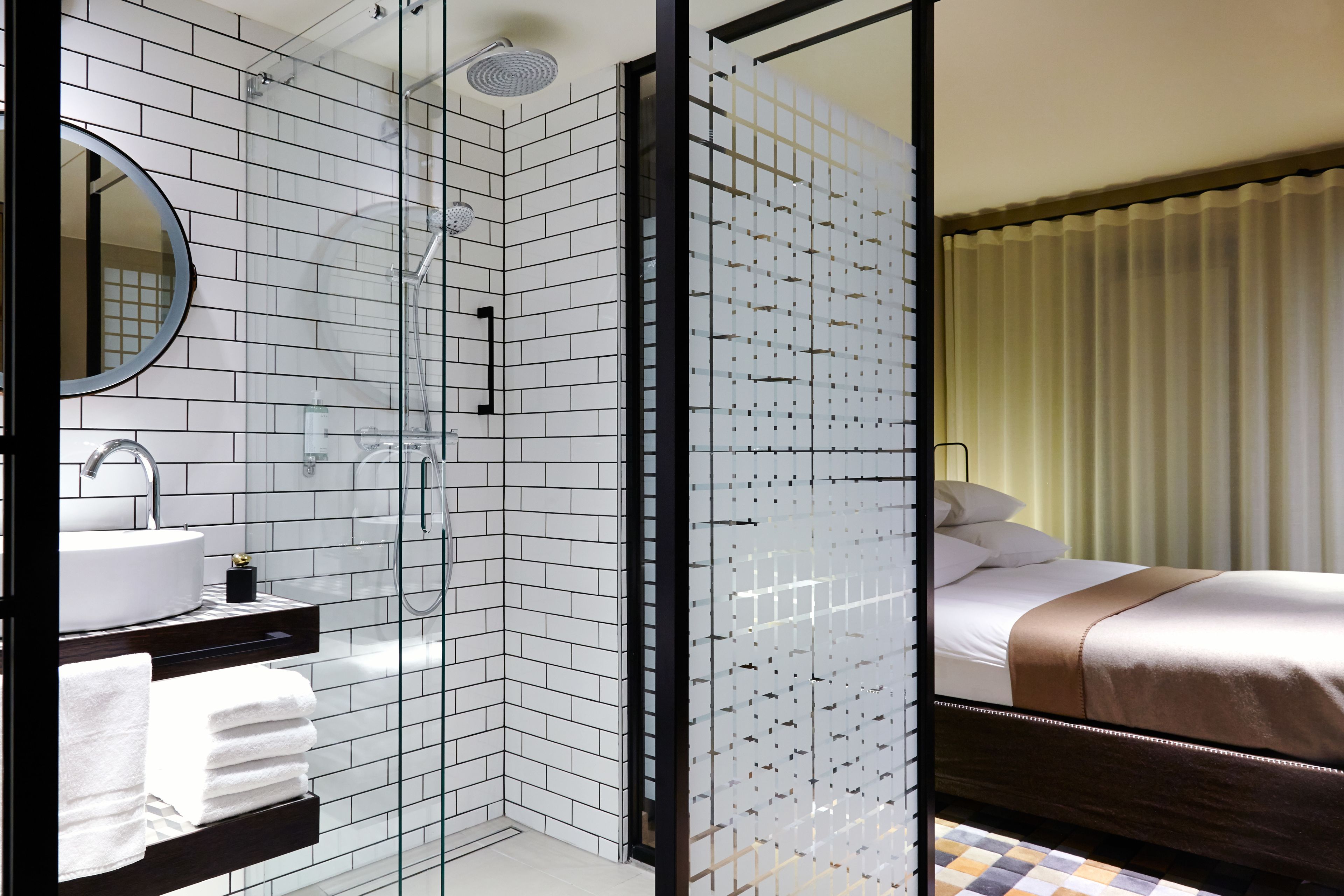 deluxe double room | bathroom shower