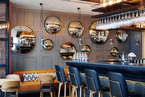2 Bars/Lounges