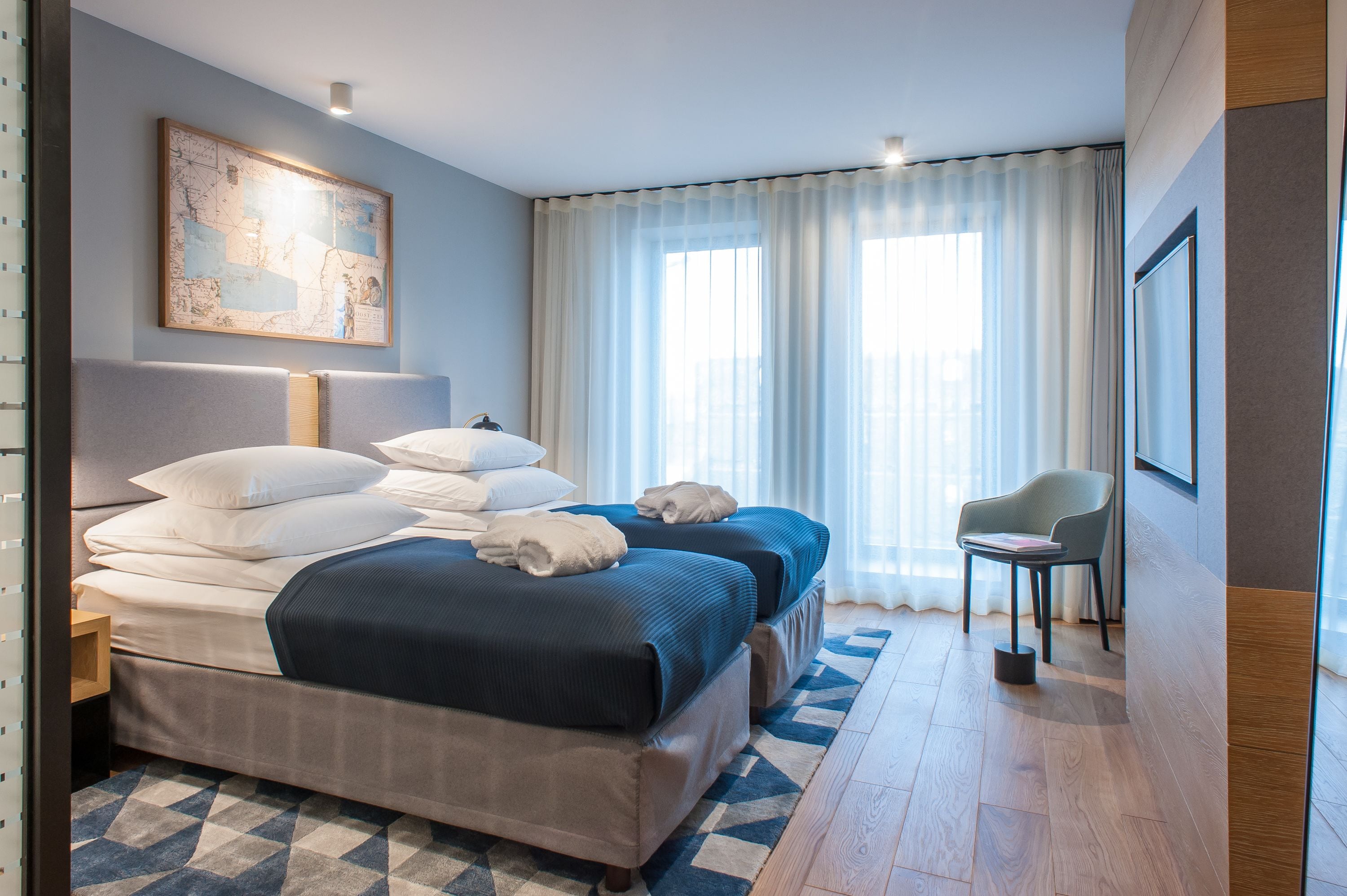 deluxe twin room | in-room safe, desk, soundproofing, free wifi