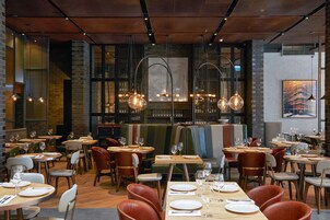 Daily continental breakfast (PLN 85 per person)