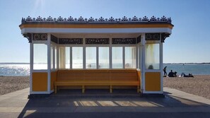 Una spiaggia nelle vicinanze