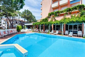 Outdoor pool - Hotel Meeting (Cesenatico)