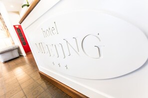 Quầy tiếp tân