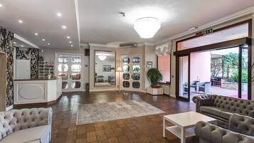 Coin salon dans le hall