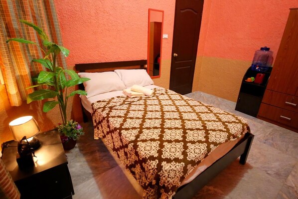 Habitación económica, 1 cama individual grande, baño compartido | Caja de seguridad en la habitación y wifi gratis