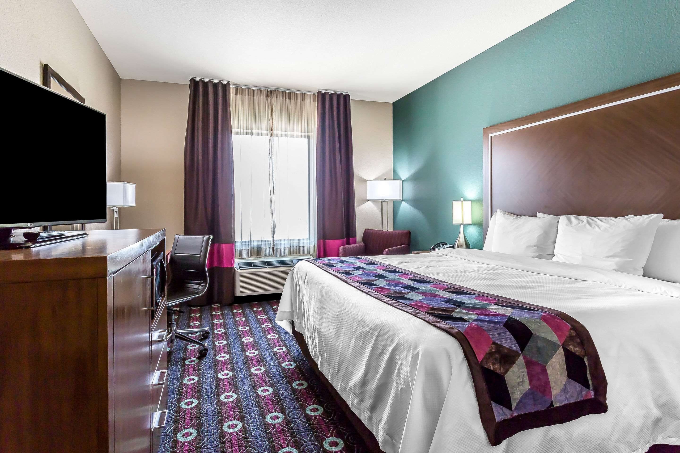 standard room, 1 king bed, non smoking | premium bedding, desk, blackout curtains, iron/ironing board