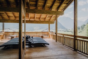 Sauna, höyrysauna, refleksologiaa, hieronta- ja hoitohuoneita