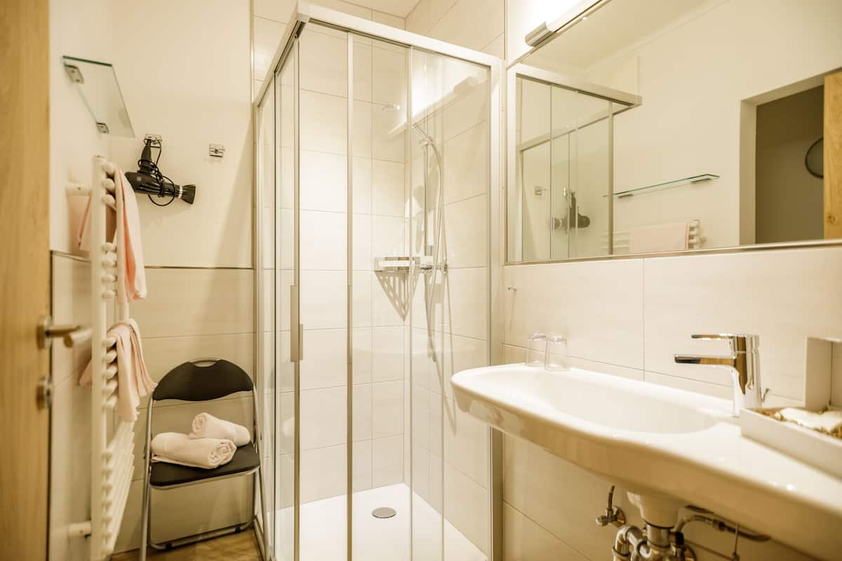 triple room, balcony, mountain view (haupthaus) | bathroom | shower, hair dryer, heated floors, towels