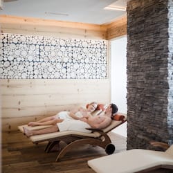 Sauna seca, sauna a vapor, reflexologia, salas de massagem/tratamento
