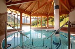 Piscina interna, piscina externa, funciona das 9h às 19h, guarda-sóis