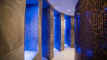 Sauna, höyrysauna, refleksologiaa, hieronta- ja hoitohuoneita