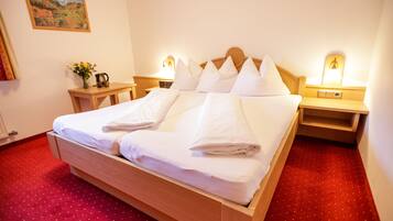 Familierom, balkong, fjellutsikt | 1 soverom, sengetøy av topp kvalitet, safe på rommet og skrivebord