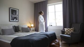 Kamar Double Standar | Meja kerja, ruang kerja ramah laptop, dan tirai kedap cahaya