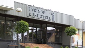 Un edificio moderno con un cartel que dice "TYRINGE KURHOTELL".