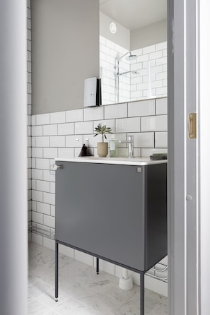 Habitación doble superior | Baño | Regadera, secadora de cabello, toallas, jabón
