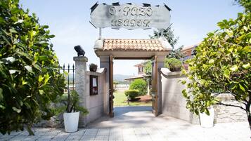 2 restaurants, lunch served