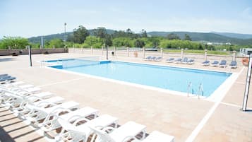 Sæsonbestemt udendørs pool, åben fra kl. 11.00 til kl. 20.30, parasoller