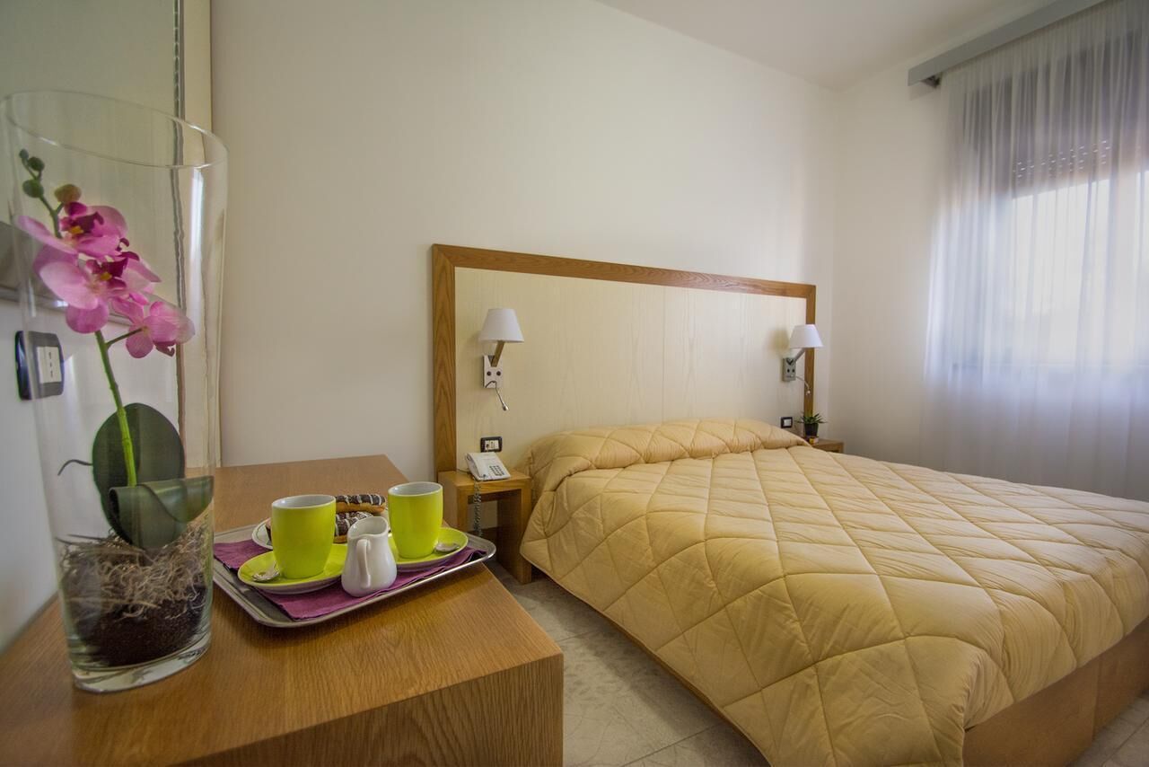 Minibar, in-room safe, desk, free WiFi