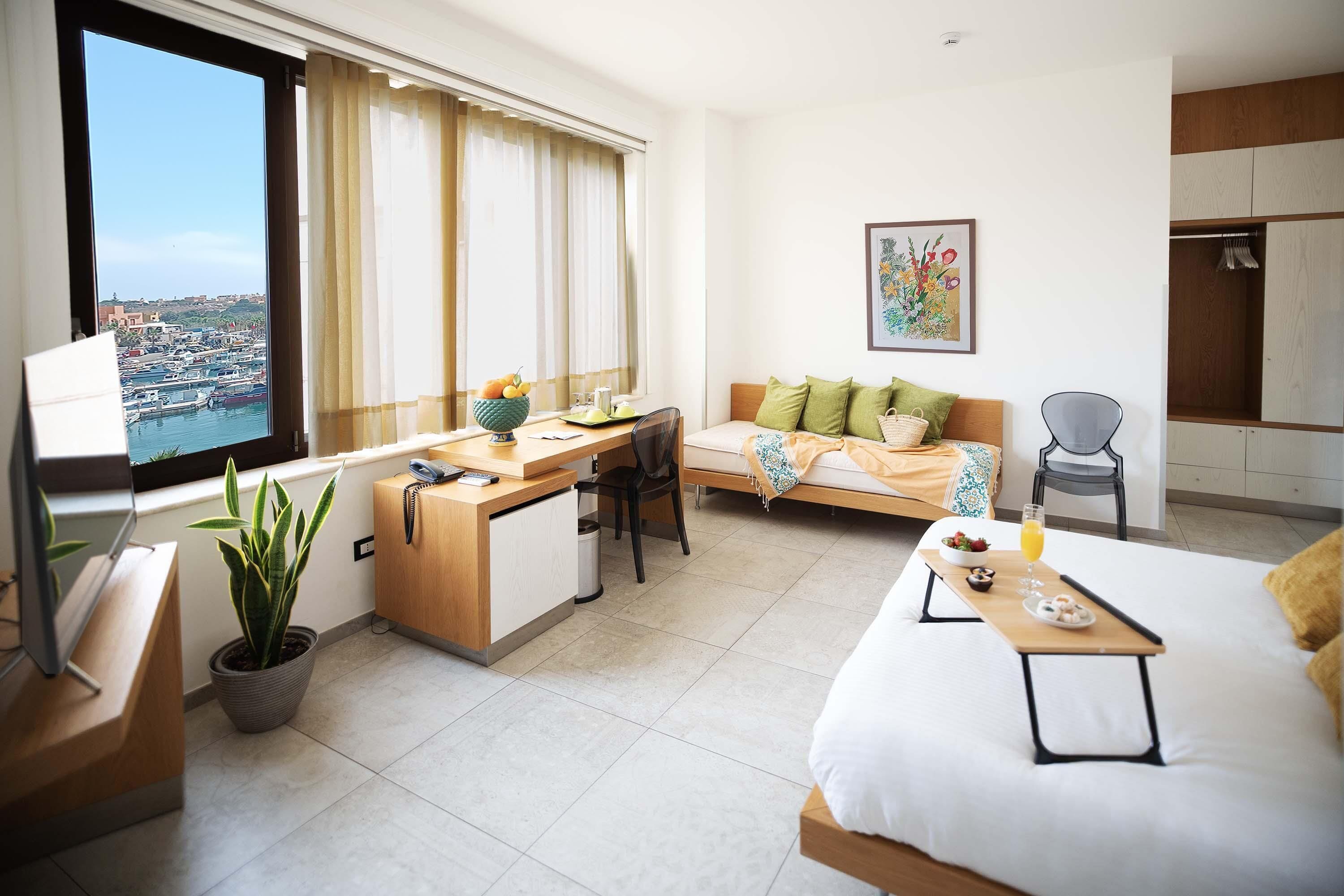 標準客房, 多張床, 非吸煙房 (Converts to 2 Twin Beds) | 迷你吧、客房內保險箱、書桌、免費無線上網