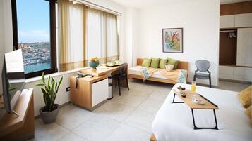 Standardrum - flera sängar - icke-rökare (Converts to 2 Twin Beds) | Minibar, värdeförvaringsskåp på rummet, skrivbord och gratis wi-fi
