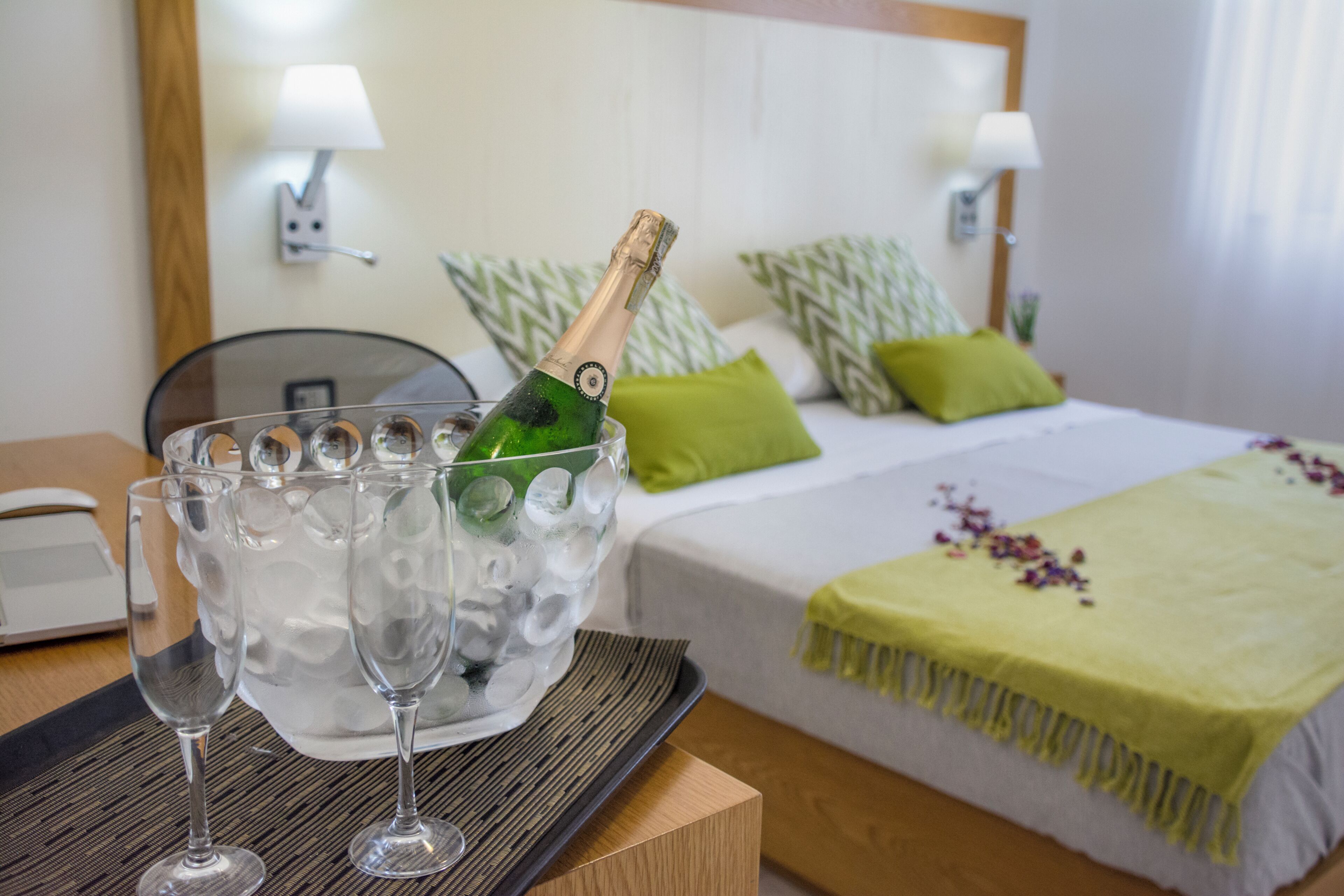 standard room, 1 queen bed, non smoking (converts to 2 twin beds) | 1 bedroom, minibar, in-room safe, desk